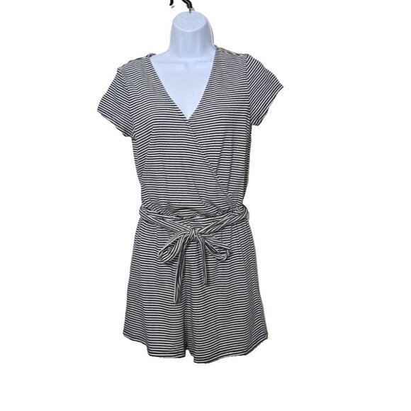 Gap Faux Wrap Romper XS Striped Shorts Casual Tie Waist Comfort Capsule Wardrobe - Picture 1 of 16
